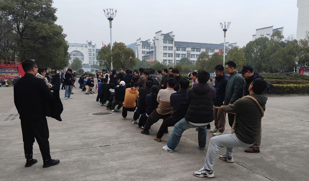 一群人在广场上描述已自动生成