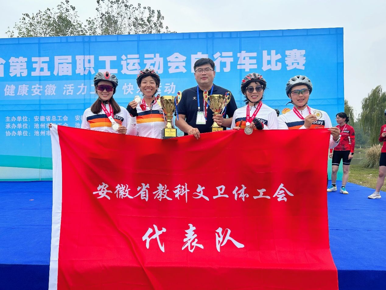 人们在看台上的旗子低可信度描述已自动生成 人们在看台上的旗子低可信度描述已自动生成