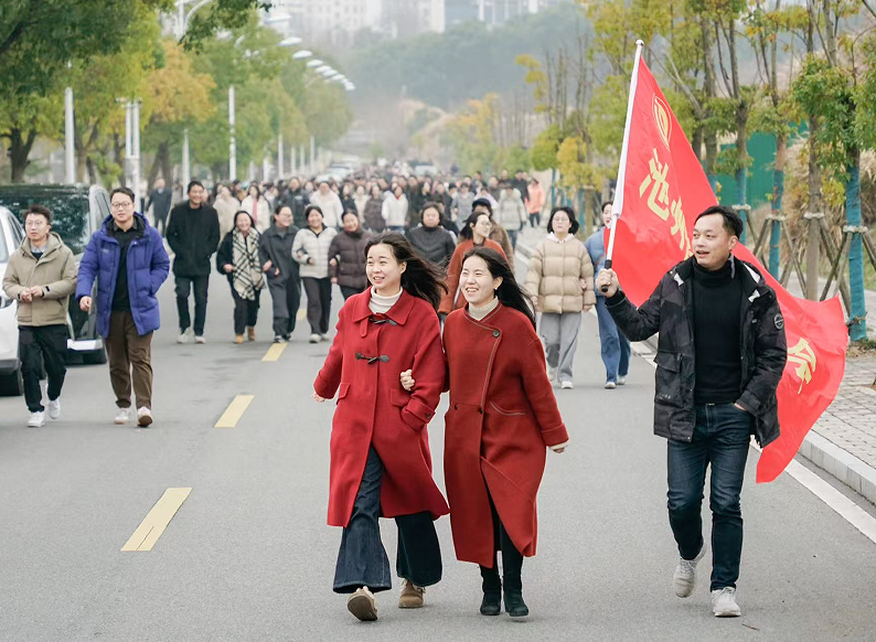 一群人在街道上游行AI 生成的内容可能不正确。